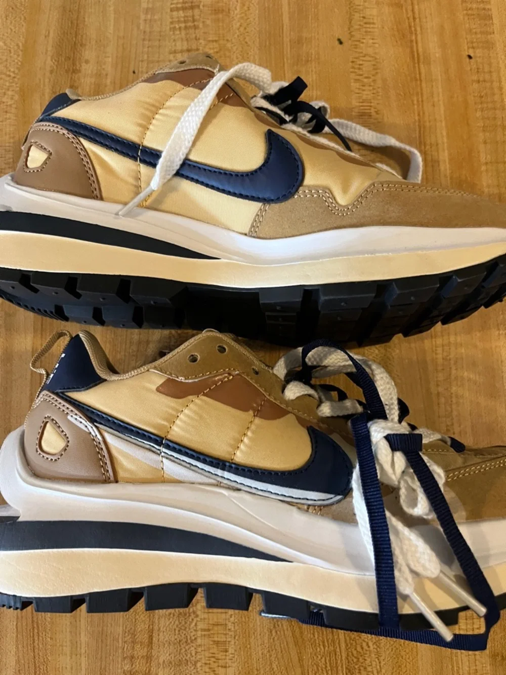 Nike Women's Tan and Navy Sporty Low-Top Sneakers Size 7 - Picture 2 of 5